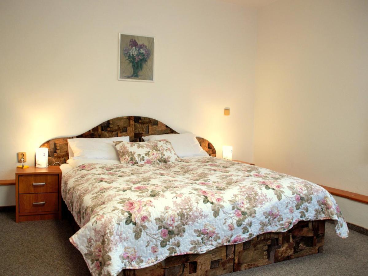 Privat Nika Hotel Zavazna Poruba Ngoại thất bức ảnh